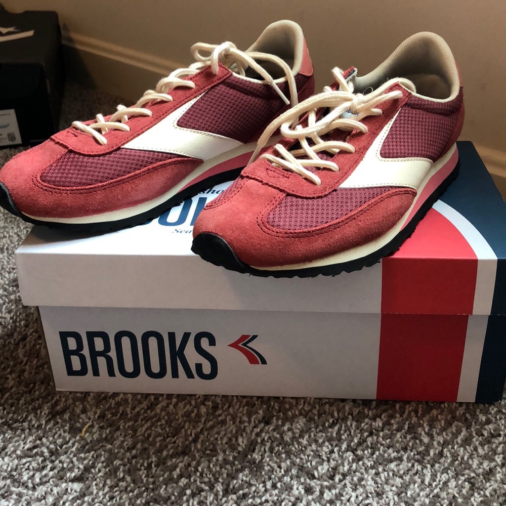 BRAND NEW! Brooks Vanguard in Rosewood Color